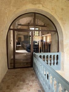 Portes vitrées cintrées sur-mesure avec vitrages chauffants - Abbaye de l'Épau Le Mans - AMCI Métallerie