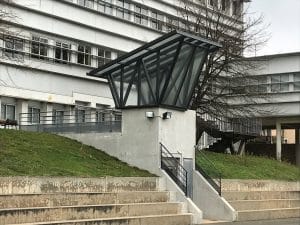 auvent pour ascenseur en acier galvanisé et peint RAL 7016 (gris anthracite)